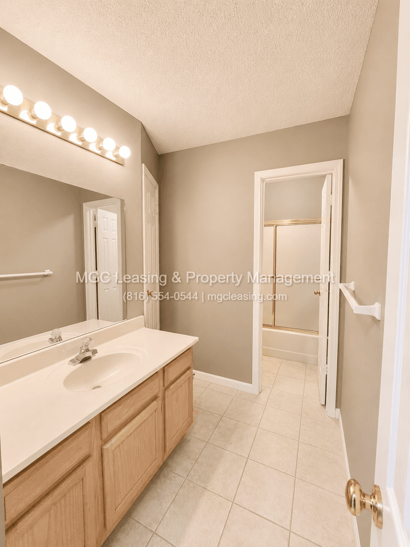 Lees Summit Townhome: 4604 NE Whispering Winds Dr