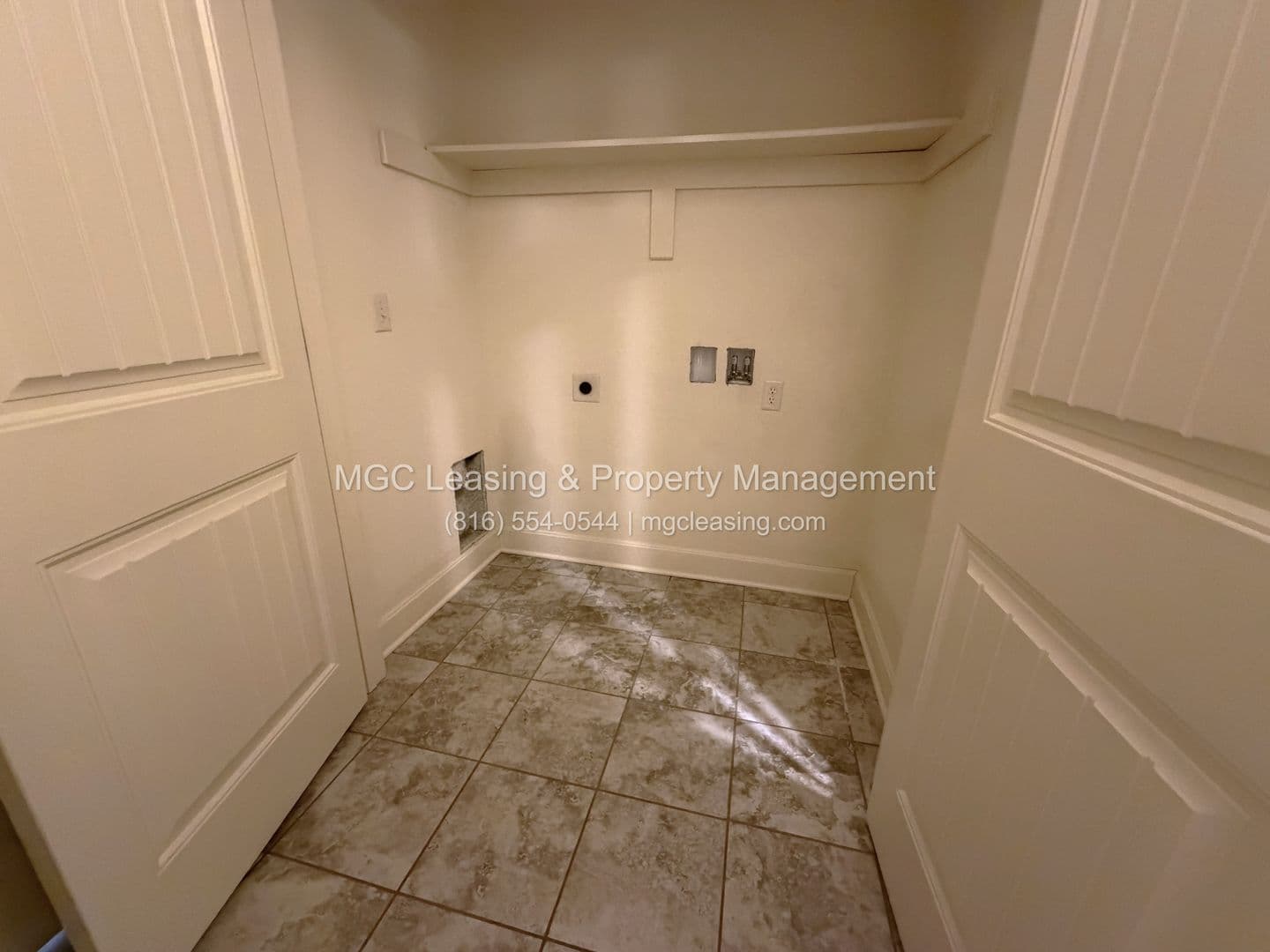 Raymore Townhome: 503-509 N Foxridge Dr