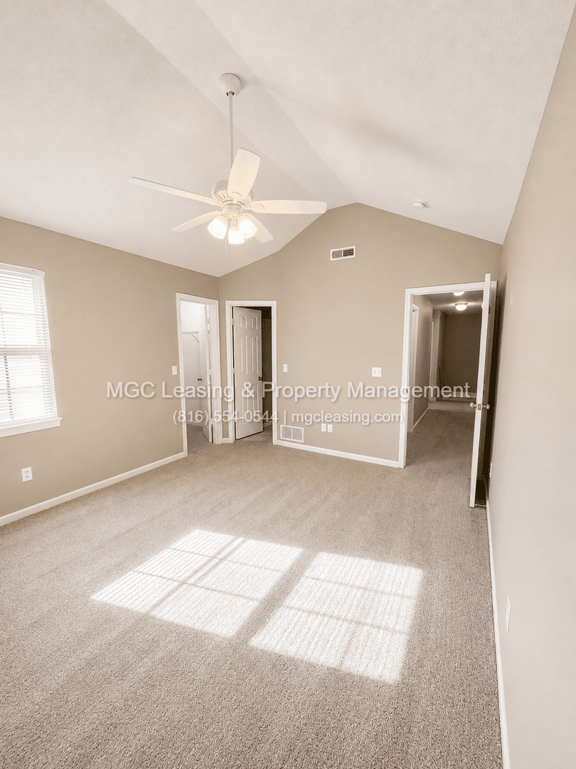 Lees Summit Townhome: 4604 NE Whispering Winds Dr
