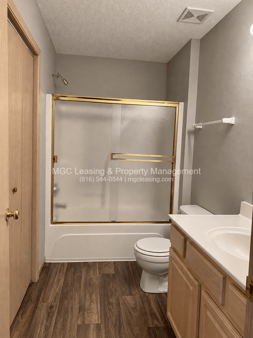 Harrisonville Townhome: 1009-1015 Garden Way