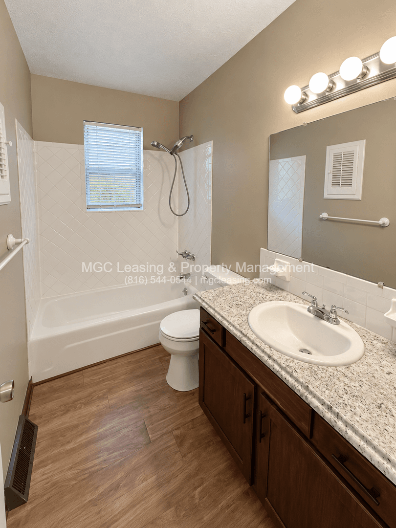 Blue Springs Apartment: 717 NW 6th St Apt A