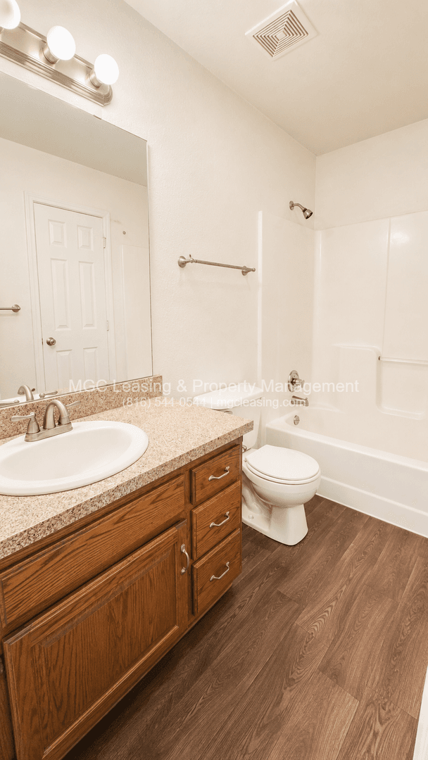 Kansas City Townhome: 5808-5810 NE 42nd St