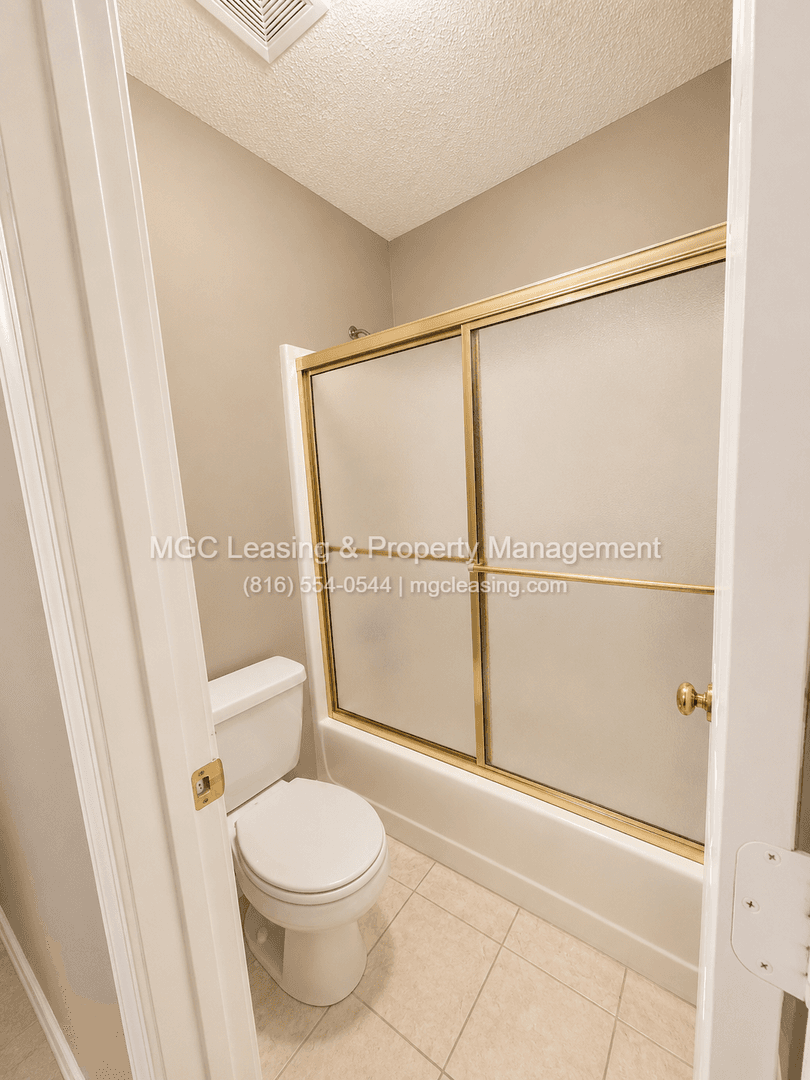 Lees Summit Townhome: 4604 NE Whispering Winds Dr