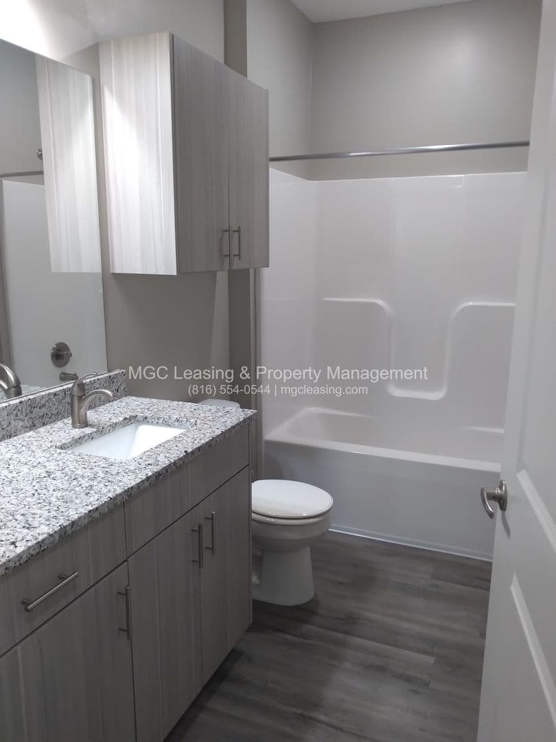 Kansas City Apartment: 5511 NE 80th Ter