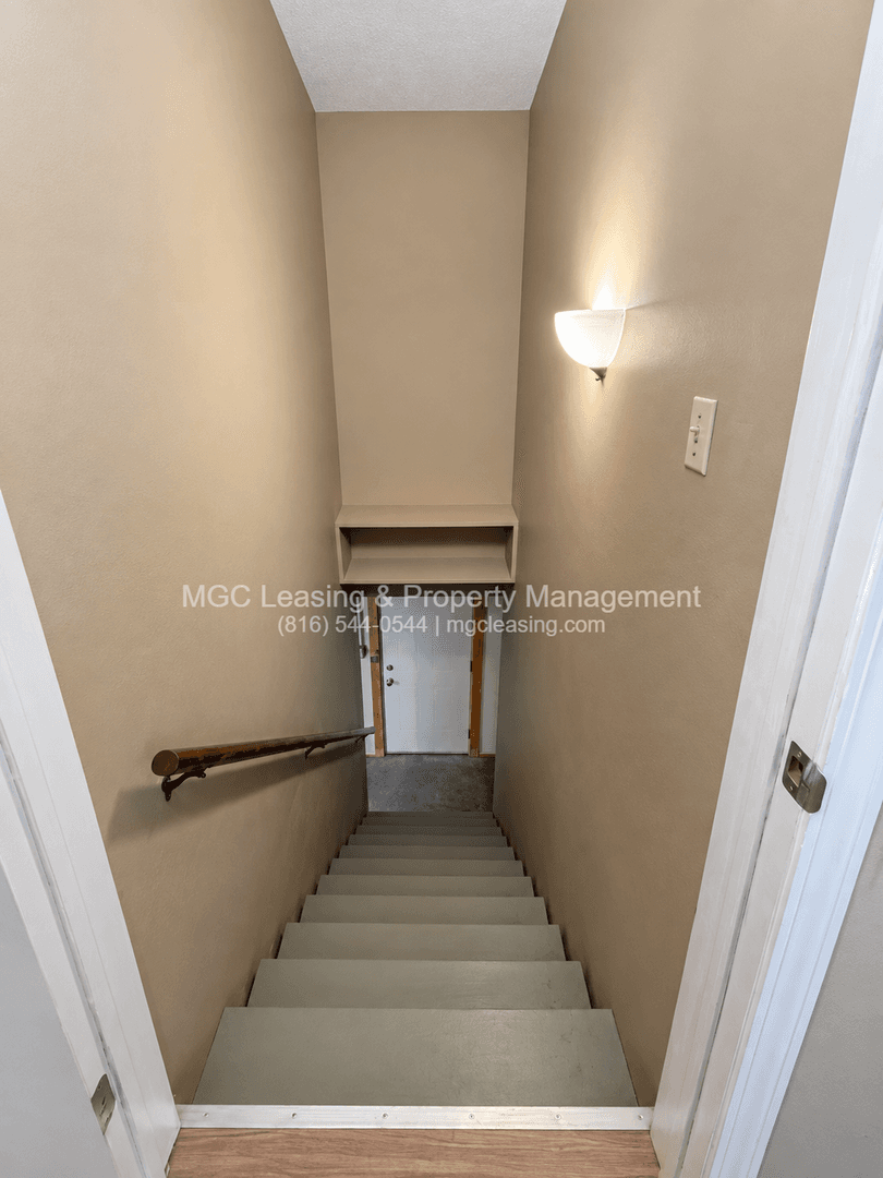 Blue Springs Apartment: 717 NW 6th St Apt A