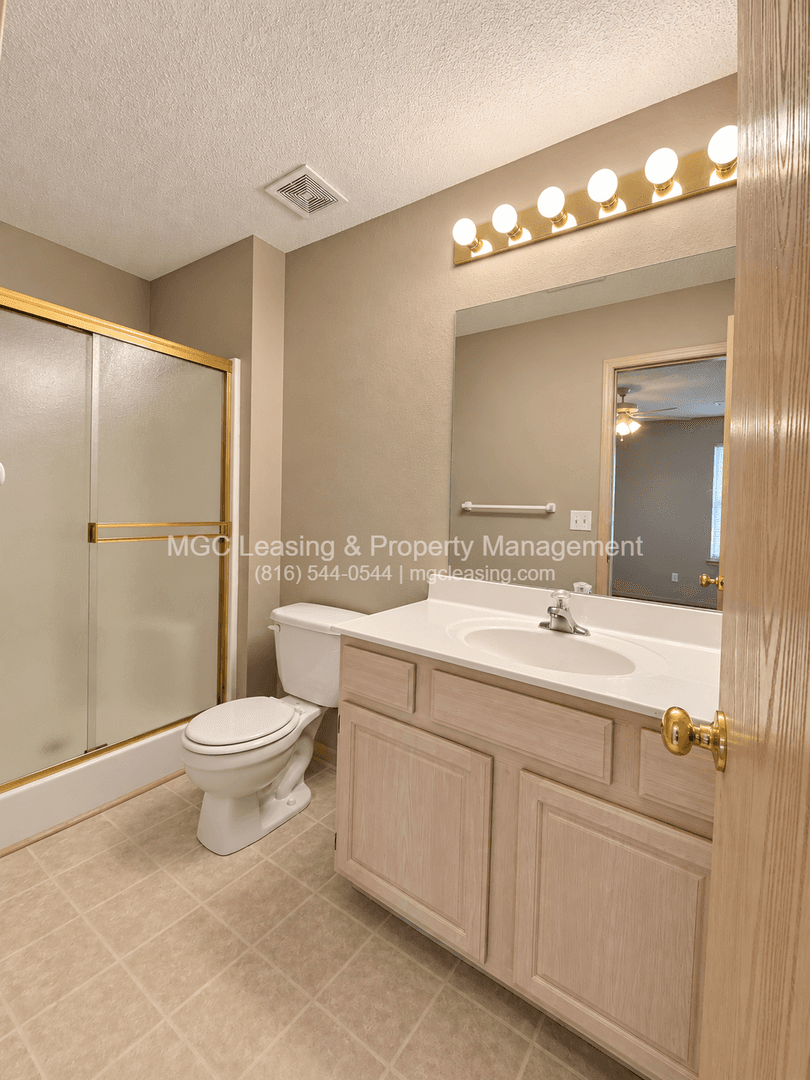 Harrisonville Townhome: 1109-1115 Garden Way