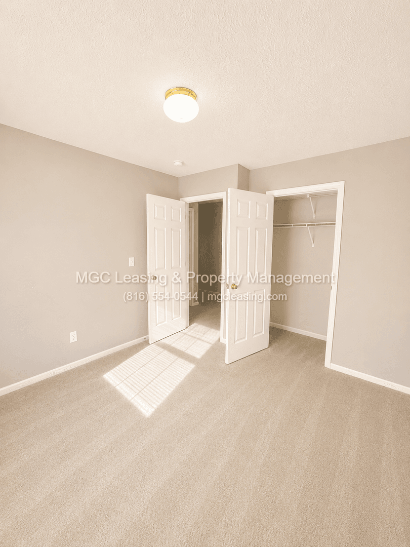 Lees Summit Townhome: 4604 NE Whispering Winds Dr