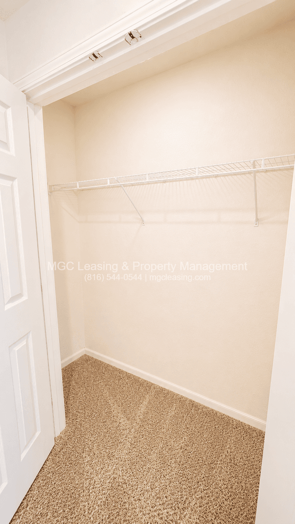 Kansas City Townhome: 5808-5810 NE 42nd St