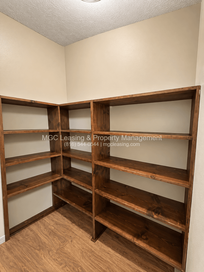Blue Springs Apartment: 717 NW 6th St Apt A