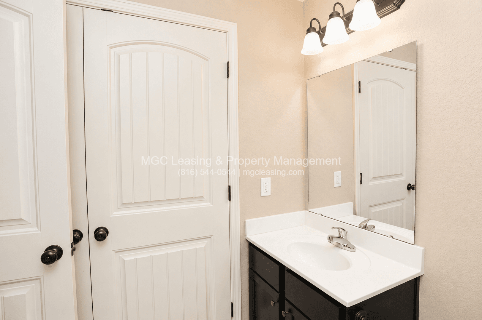 Raymore Townhome: 108-114 Barberry Ln