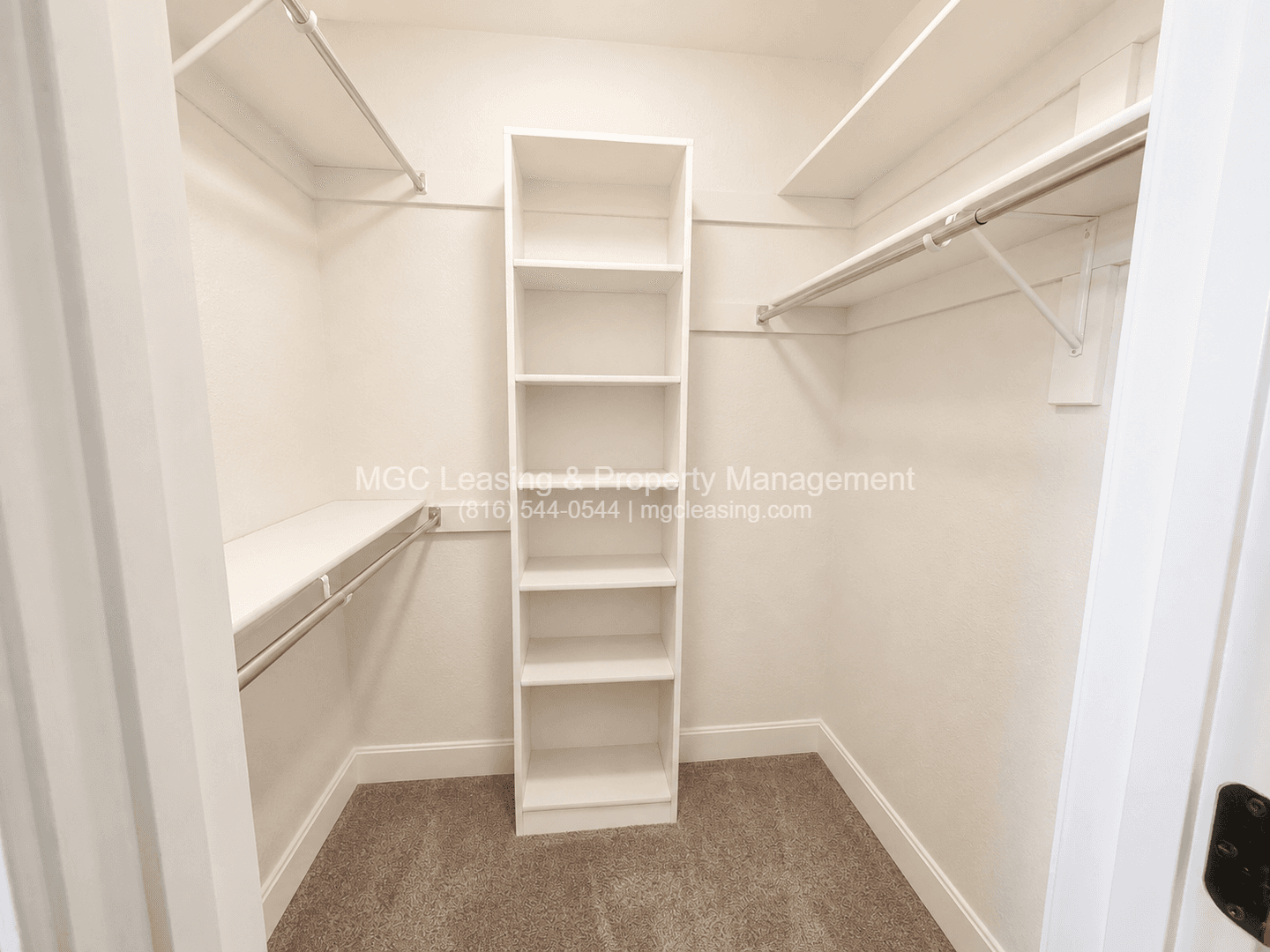 Raymore Townhome: 108-114 Barberry Ln