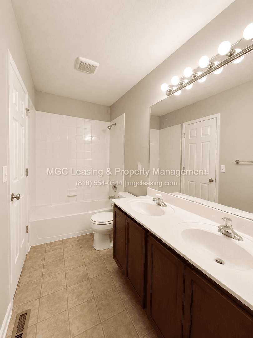 Kansas City Townhome: 8426 N Ava Ave