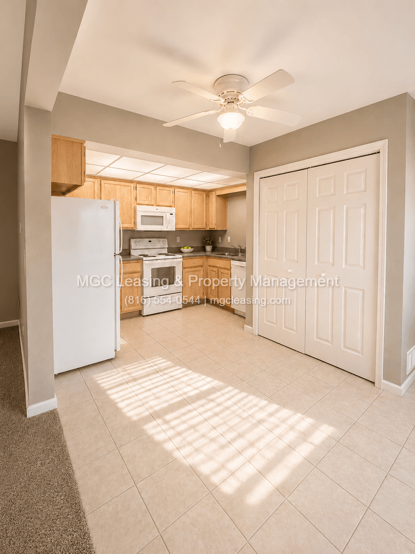Lees Summit Townhome: 4604 NE Whispering Winds Dr