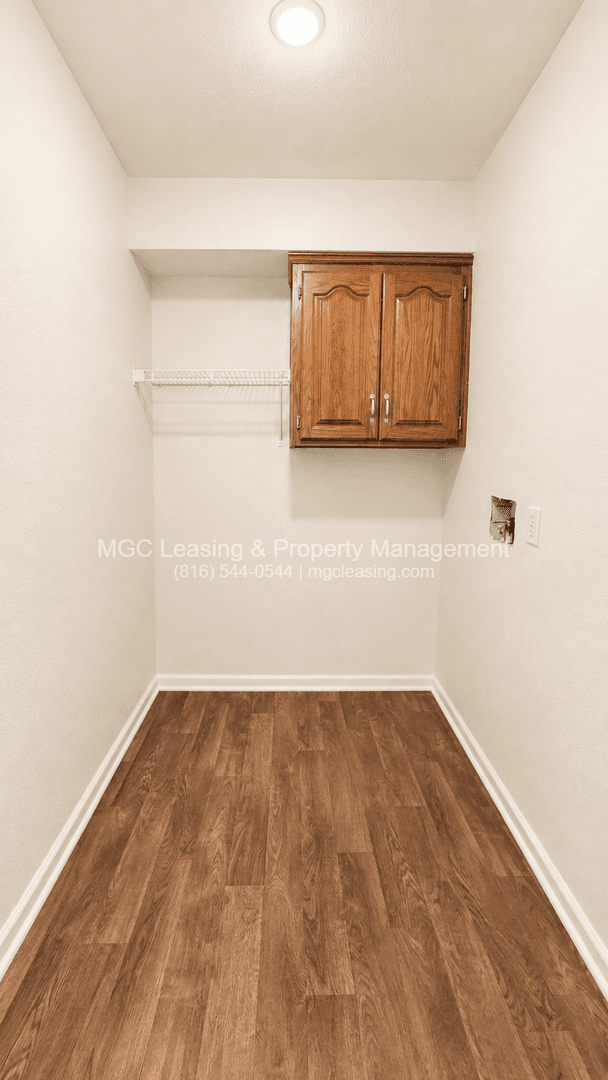 Kansas City Townhome: 5808-5810 NE 42nd St