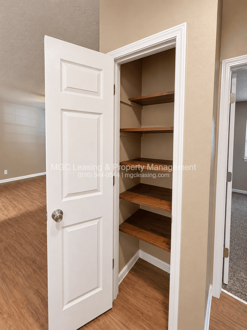 Blue Springs Apartment: 717 NW 6th St Apt A