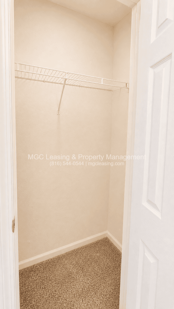 Kansas City Townhome: 5808-5810 NE 42nd St