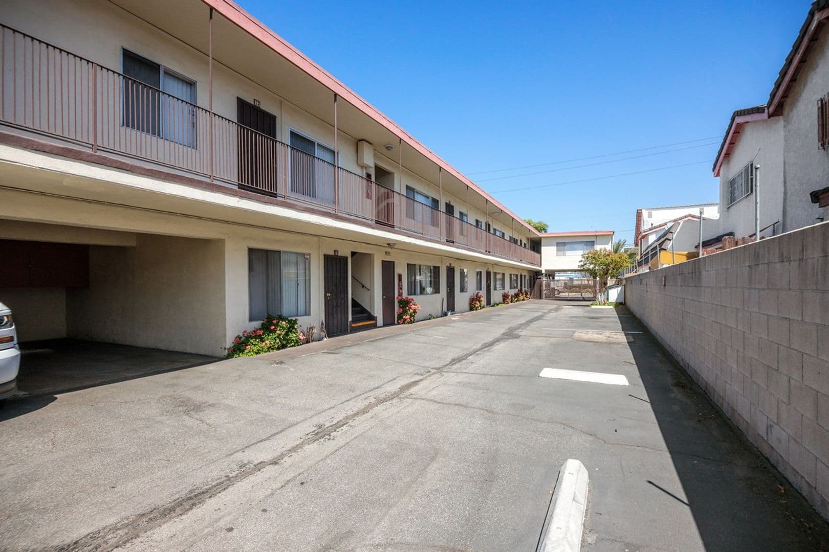 Paramount Apartment: 7210 Richfield Street