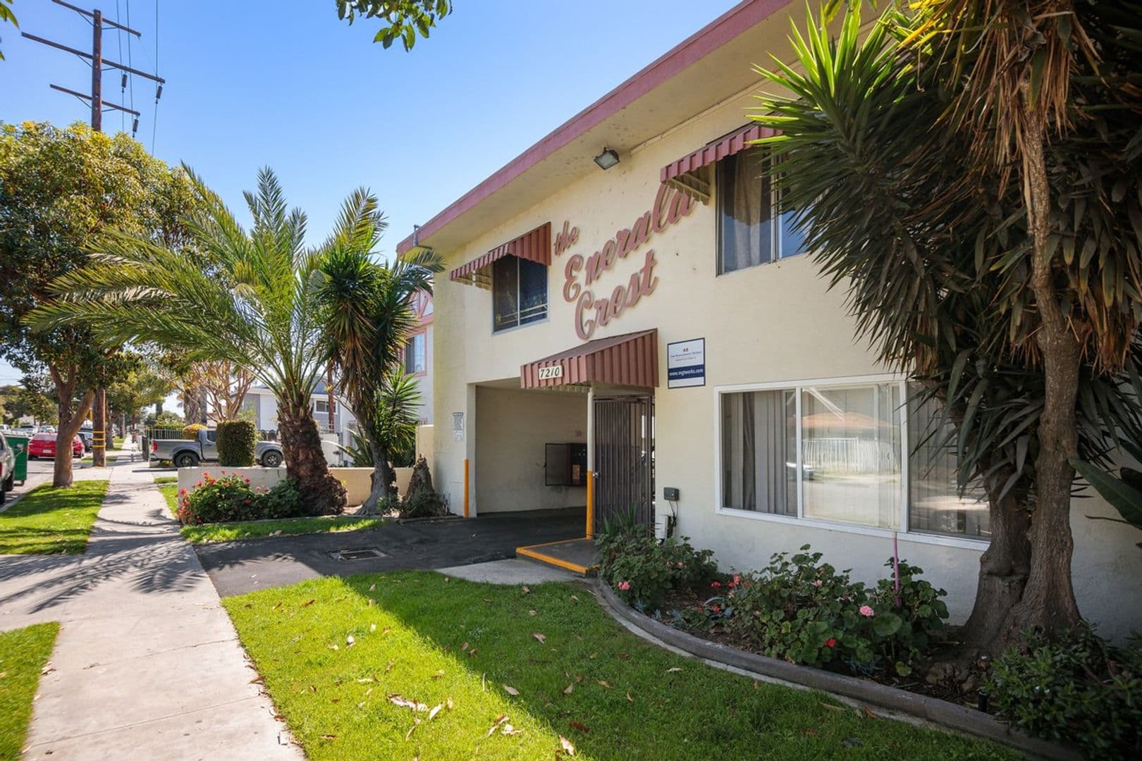 Paramount Apartment: 7210 Richfield Street