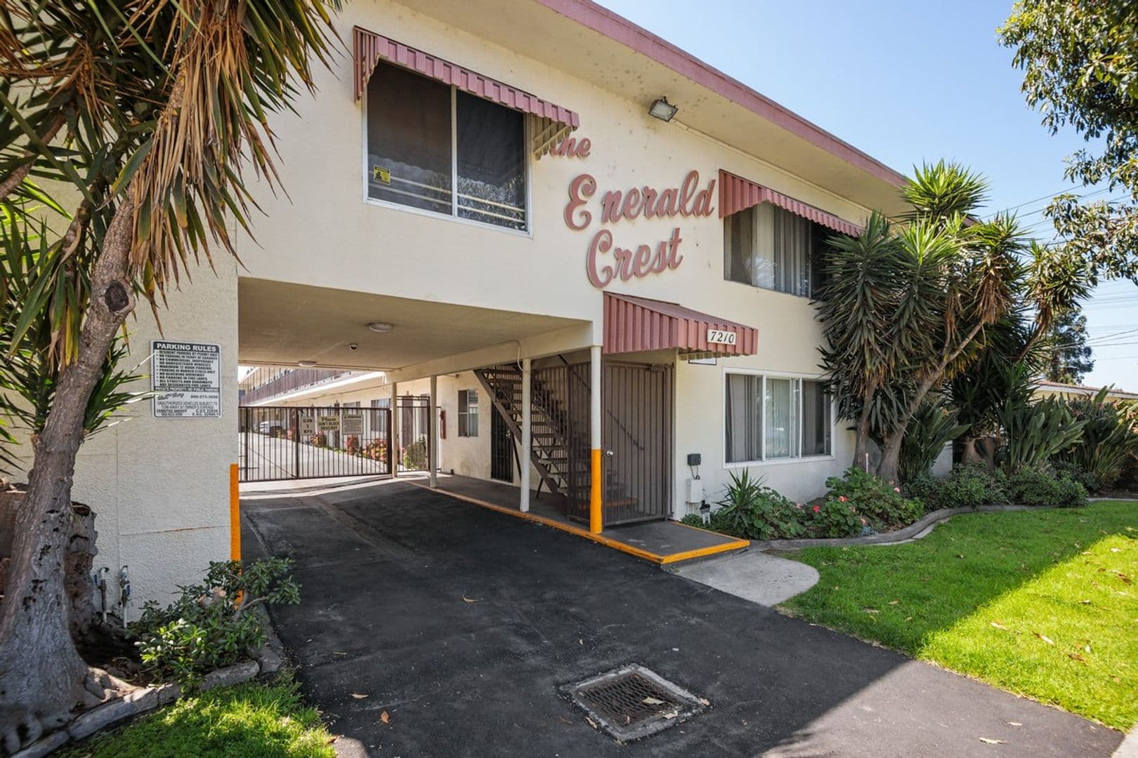Paramount Apartment: 7210 Richfield Street