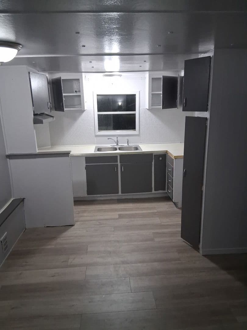Warren Apartment: 23765 Lawrence