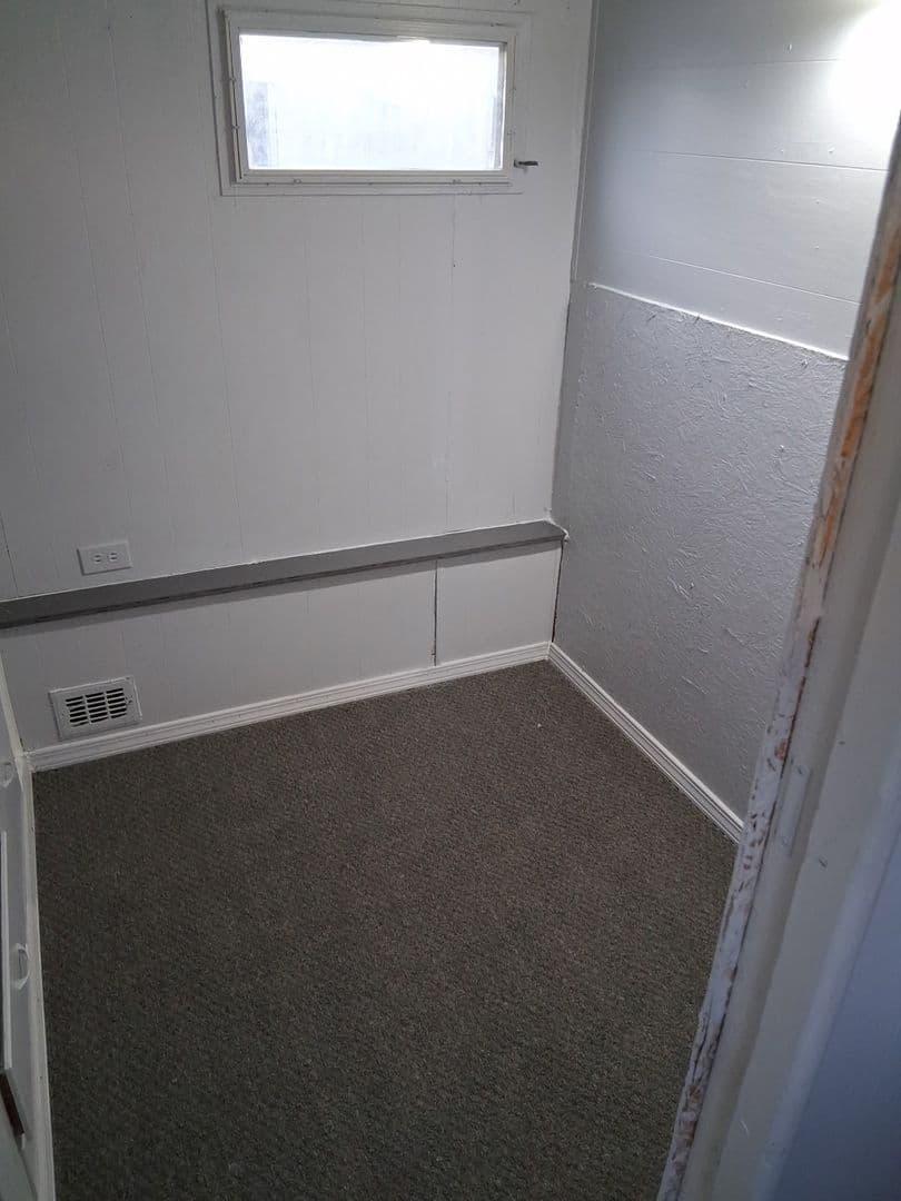 Warren Apartment: 23765 Lawrence