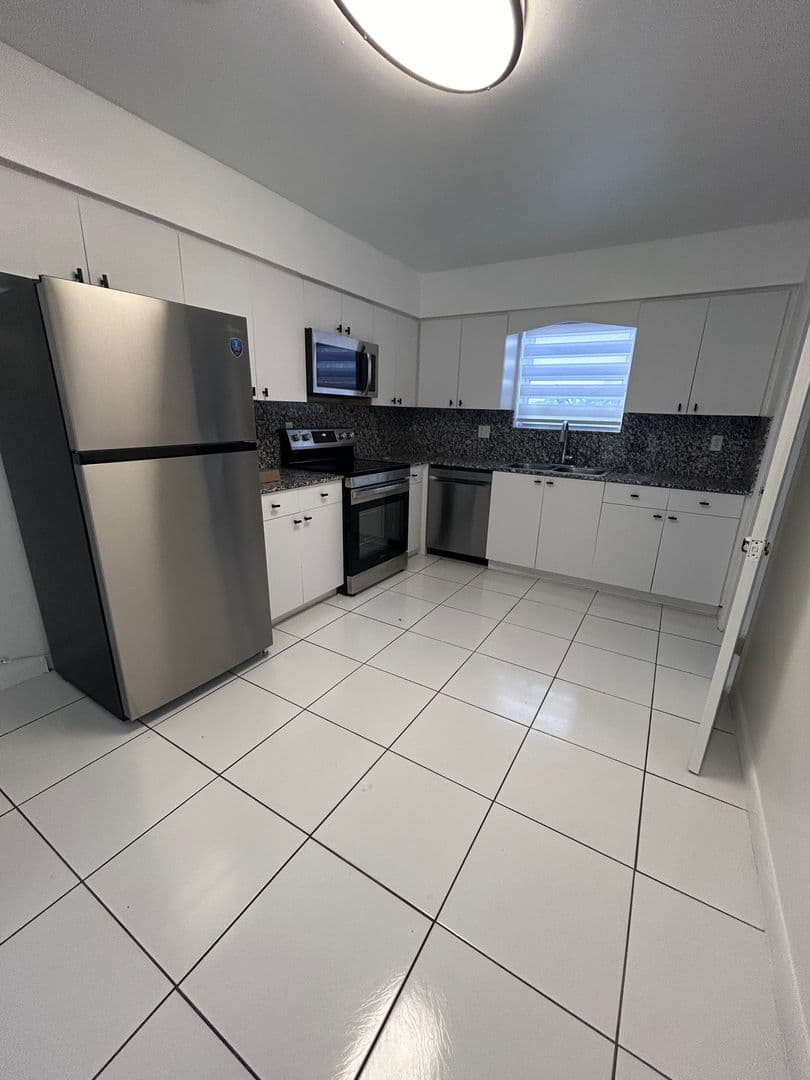 Hollywood Apartment: 3615-3617 Polk St