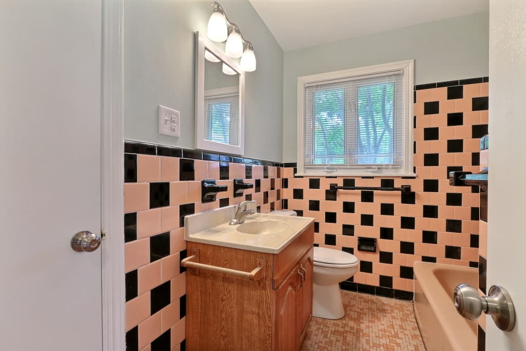 Savannah House: 2240 Daffin Dr.