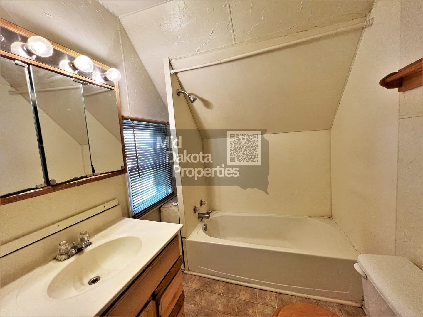Mitchell Apartment: 915 W 4th