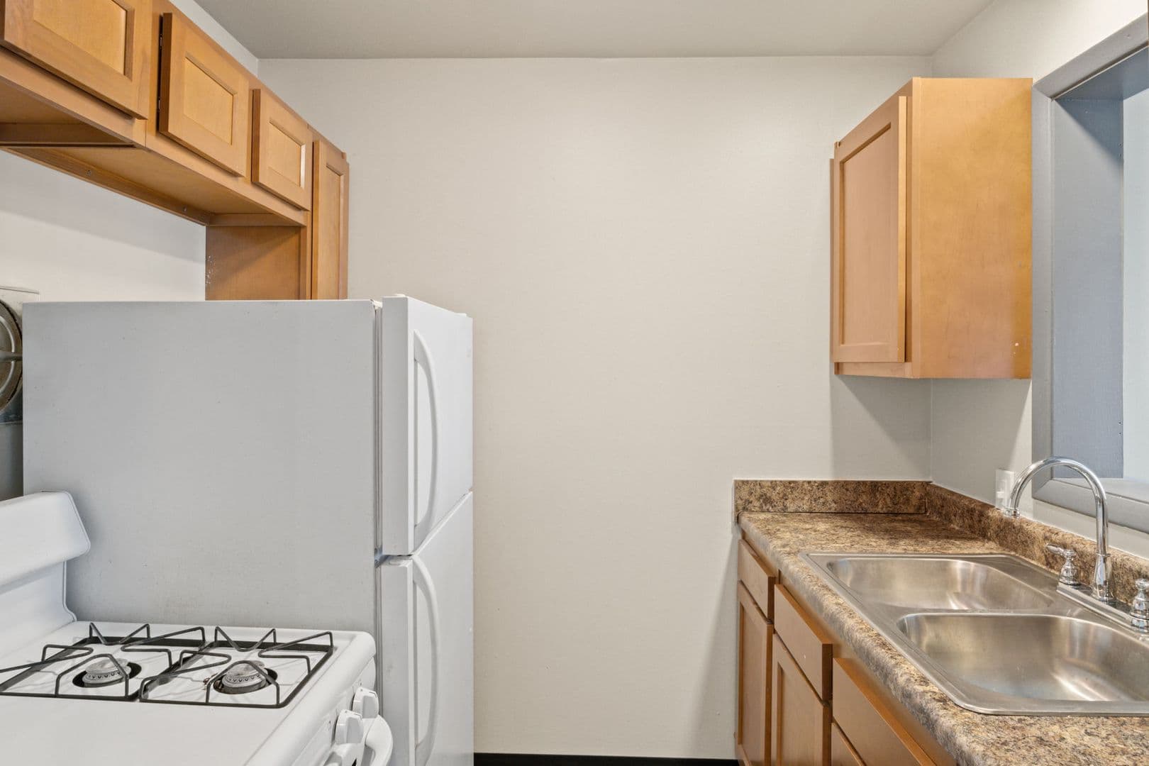 Muncie Apartment: 2000 N Oakwood Ave.