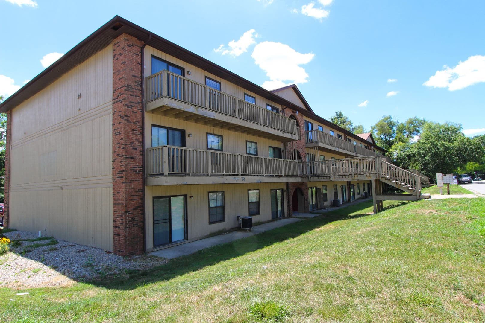 Muncie Apartment: 1001 W Wayne Street #102