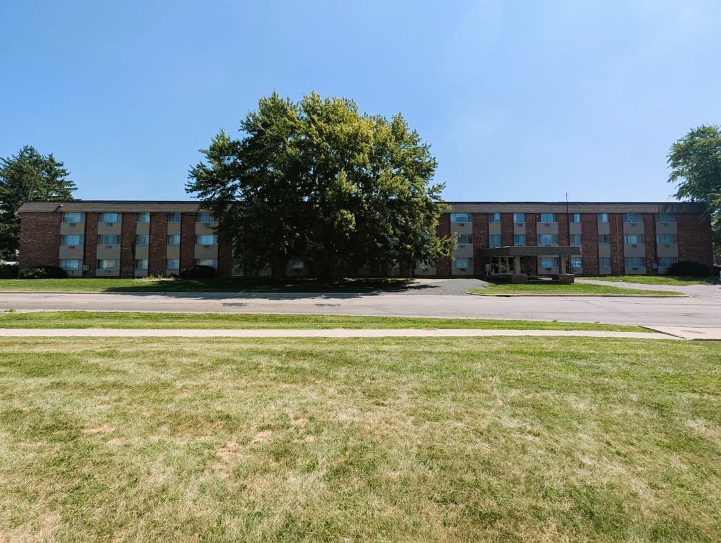 Muncie Apartment: 2000 N Oakwood Ave.