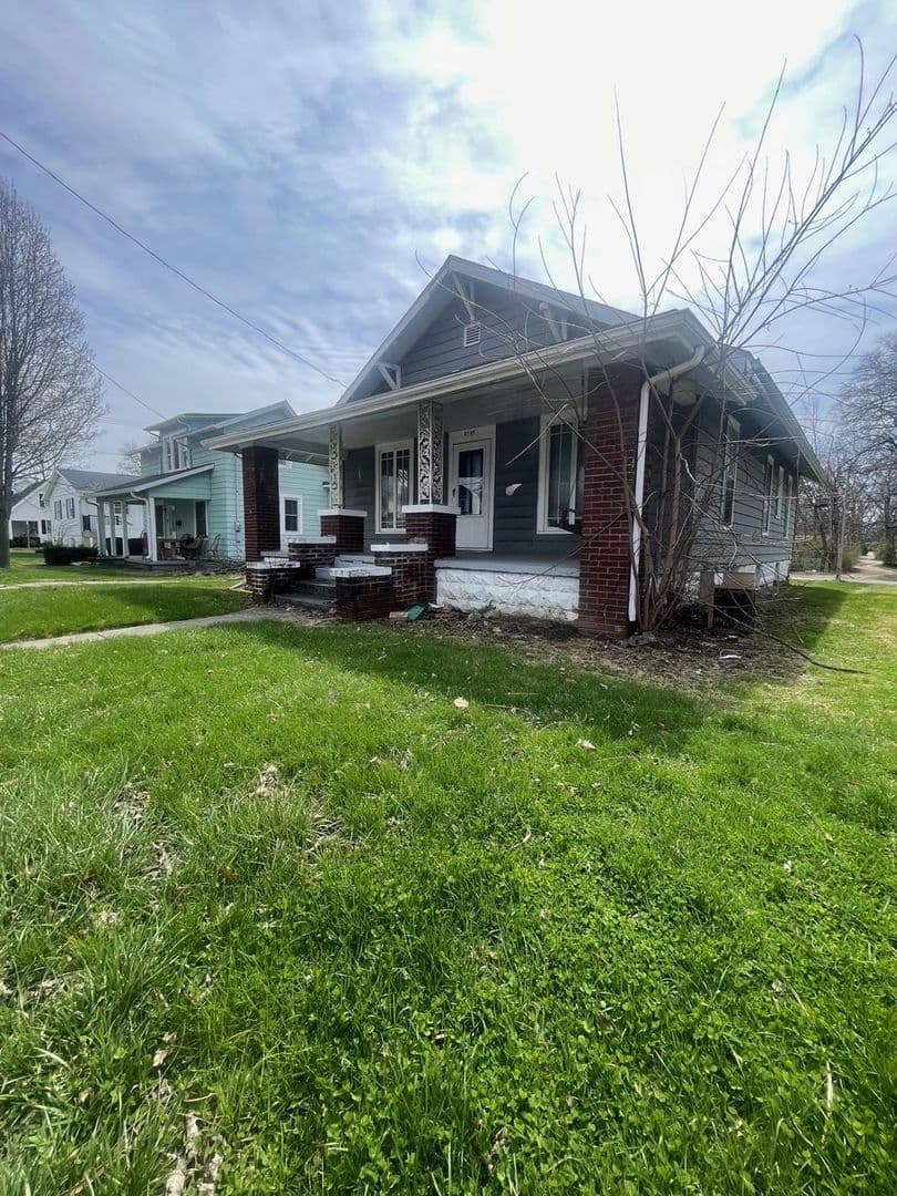 Muncie House: 2105 W Jackson St