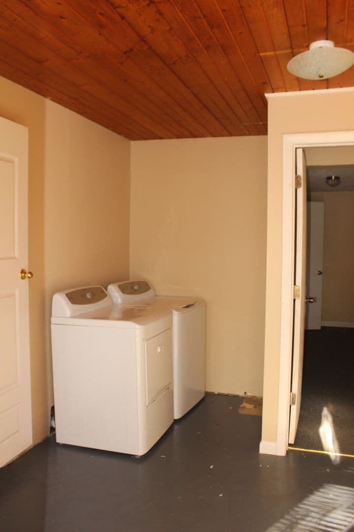 Muncie House: 2100 W Parkway Dr