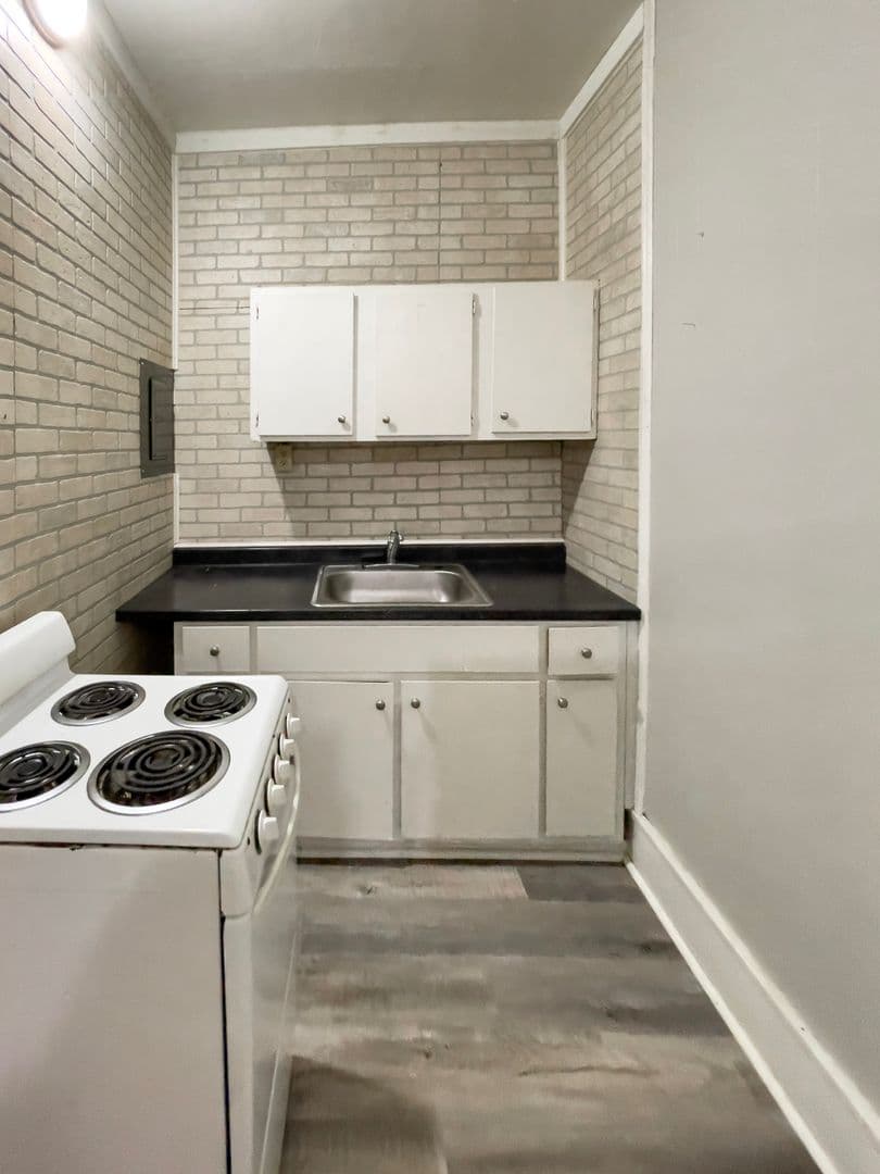 Muncie Apartment: 216 N McKinley Ave.