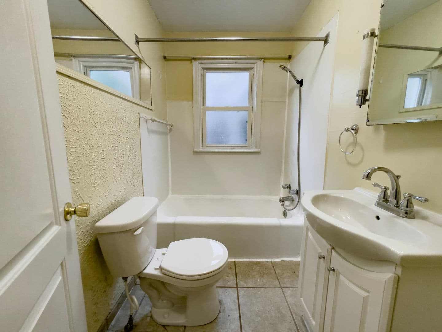 Muncie House: 1512 N Woodridge Ave