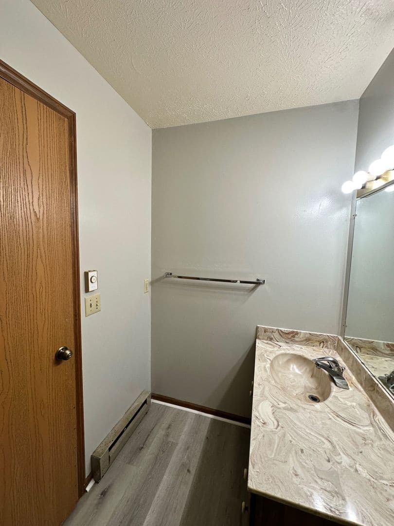 Woodburn Apartment: 22156 Maple Court