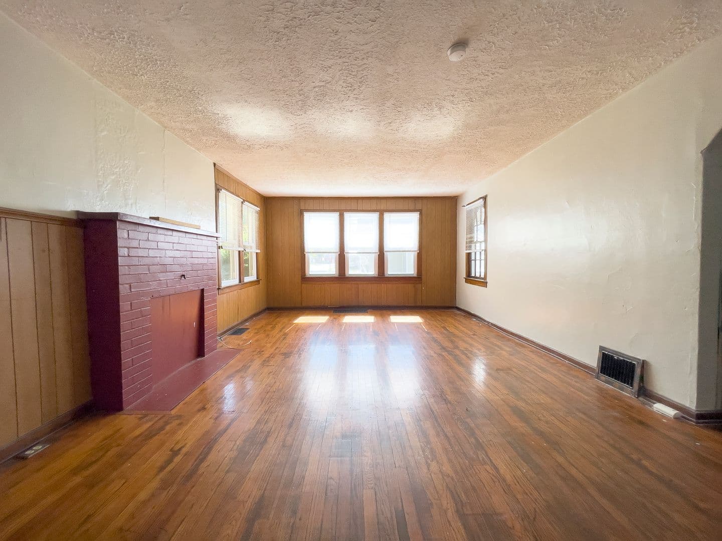 Muncie House: 101 N Dill St