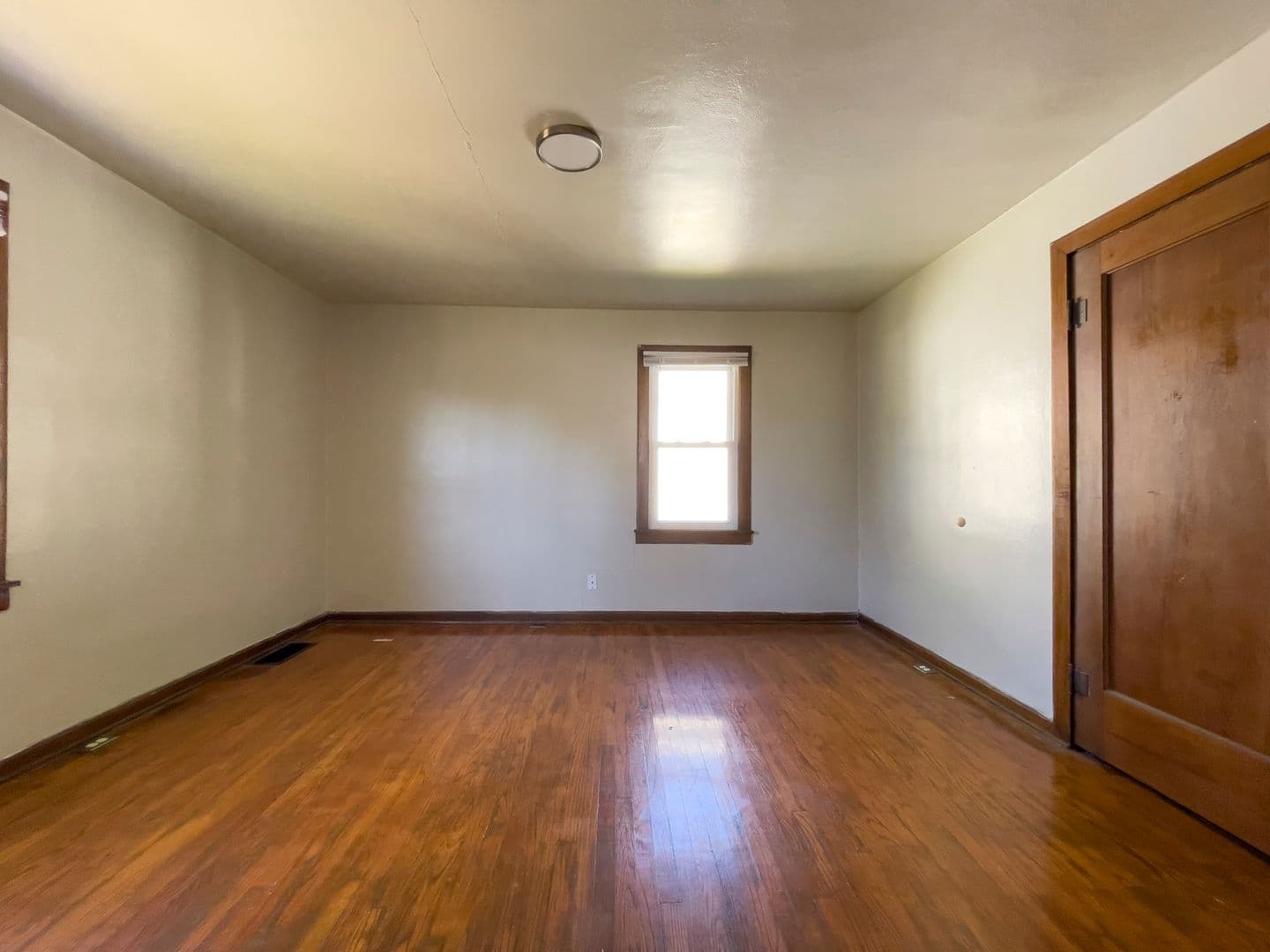 Muncie House: 101 N Dill St