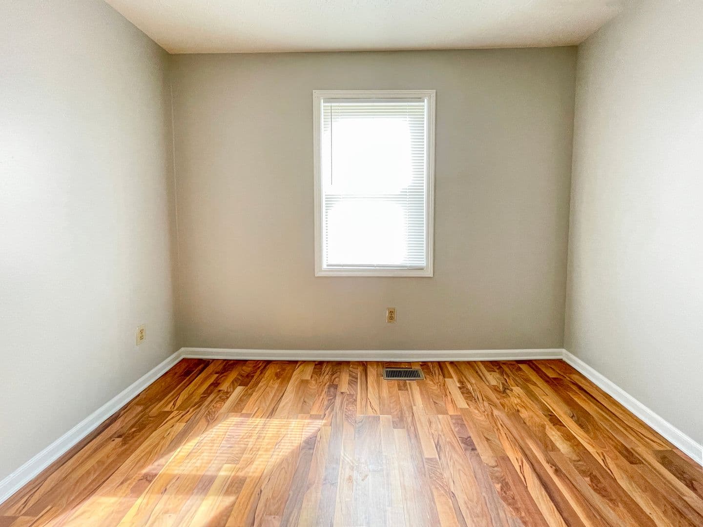 Muncie Apartment: 114 E 8th St