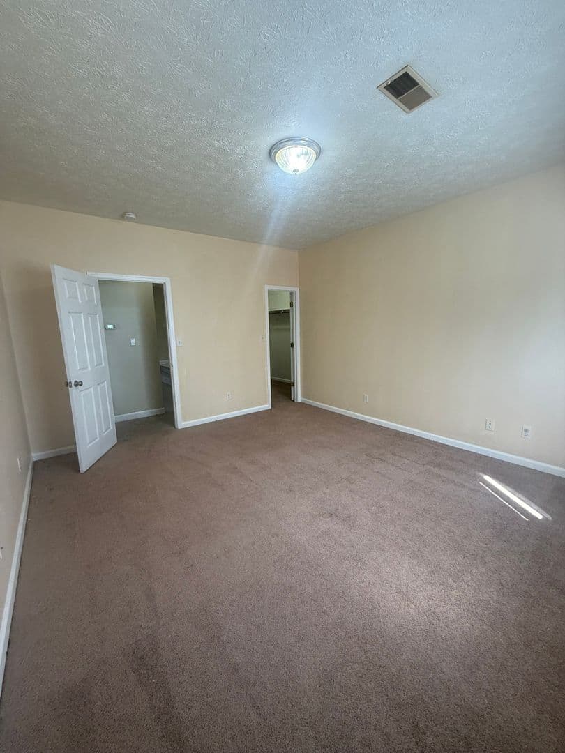 Muncie Apartment: 1914 N Old Mill Rd