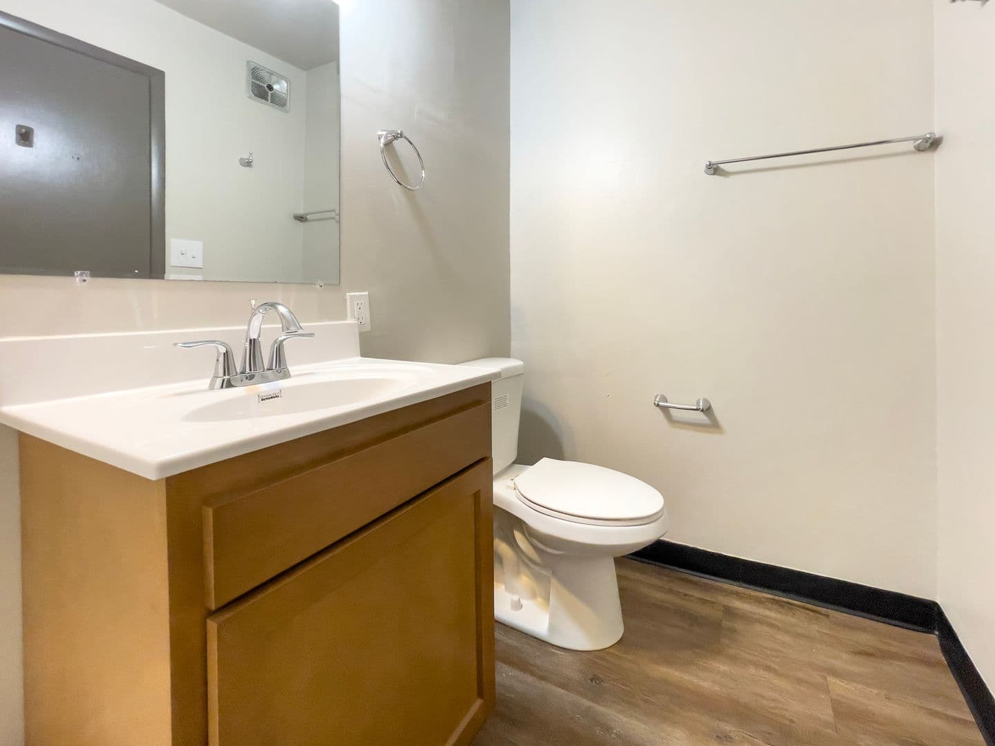 Muncie Apartment: 2000 N Oakwood Ave.