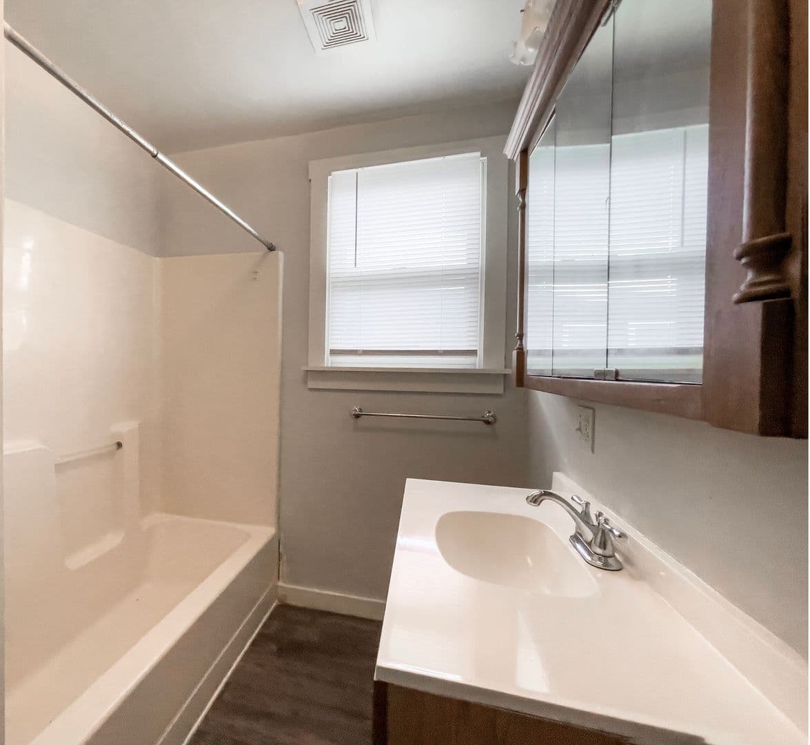 Muncie Apartment: 204 N Dill St