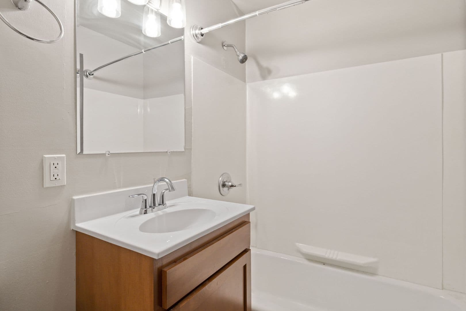 Muncie Apartment: 2000 N Oakwood Ave.