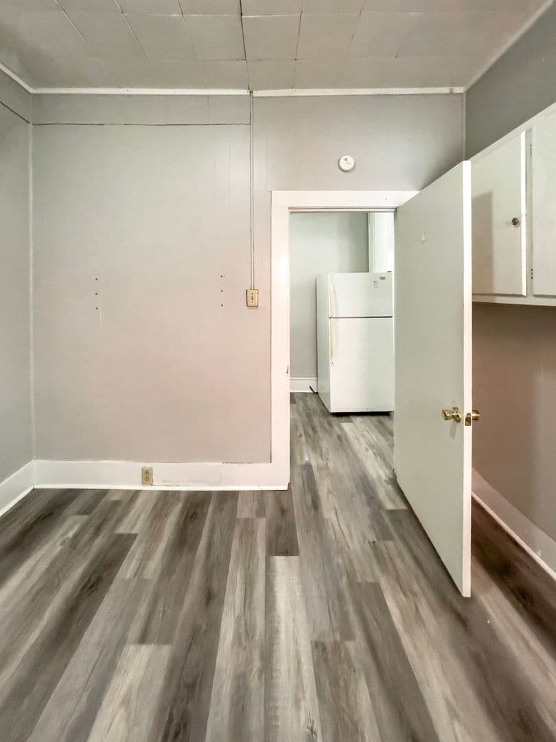 Muncie Apartment: 216 N McKinley Ave.