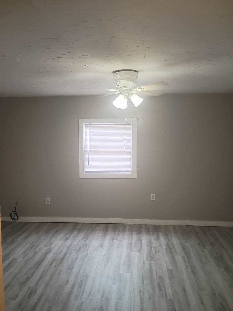 Muncie Apartment: 502 & 502 1/2 S Mound St
