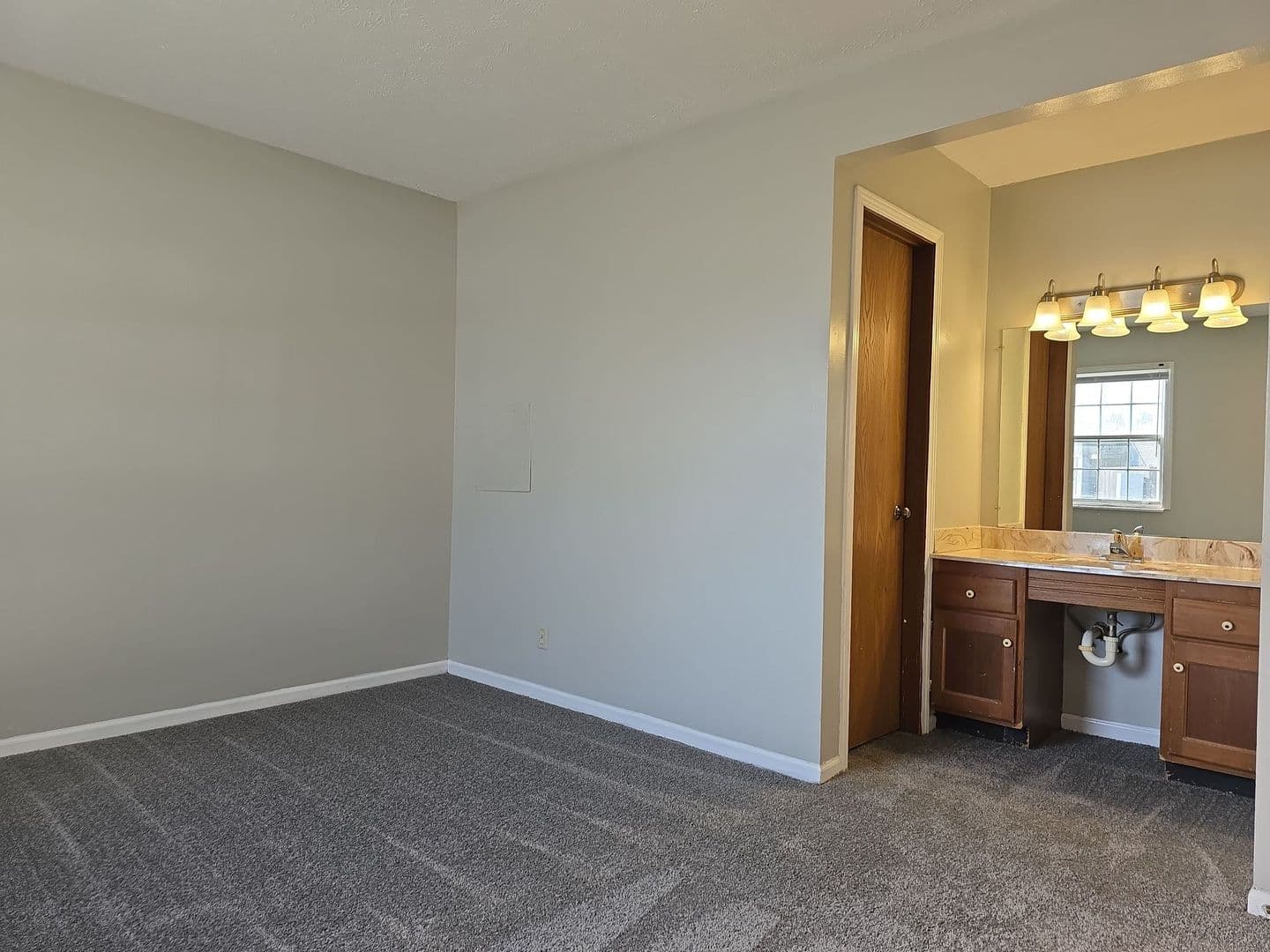 Woodburn Apartment: 22156 Maple Court