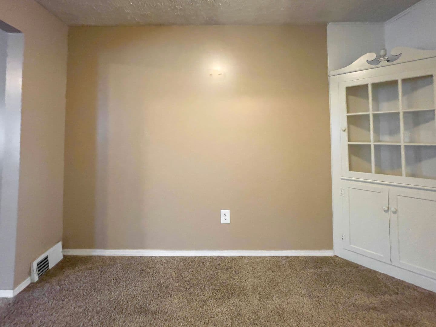 Muncie House: 1512 N Woodridge Ave