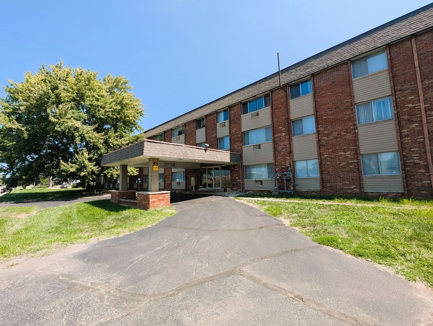 Muncie Apartment: 2000 N Oakwood Ave.