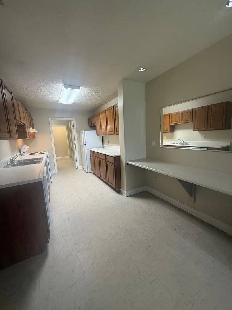 Muncie Apartment: 1914 N Old Mill Rd