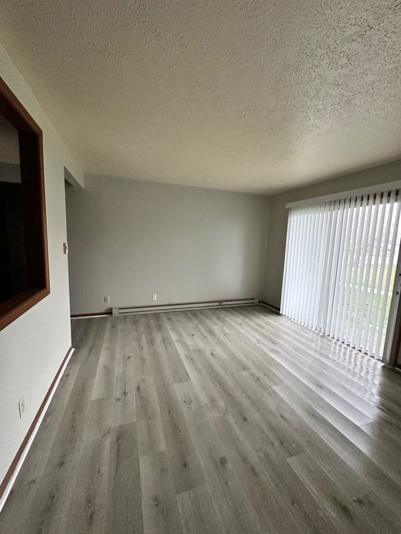 Woodburn Apartment: 22156 Maple Court